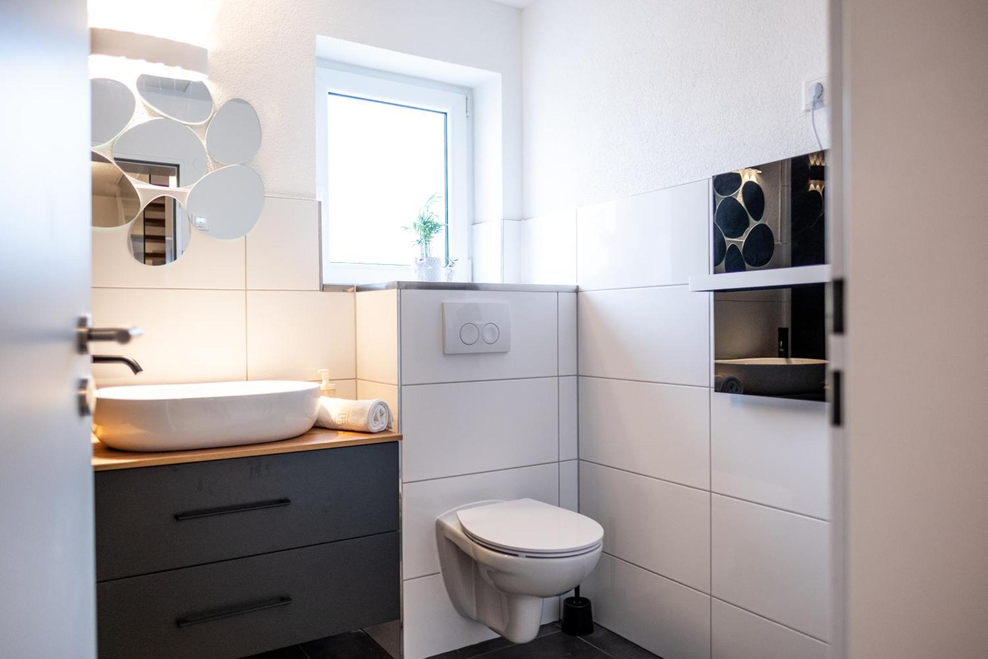 Klassen Apartments! Stadtnahes Ferienhaus* Mit Terrasse In Aulendorf * Fuer 6-8 Personen エクステリア 写真