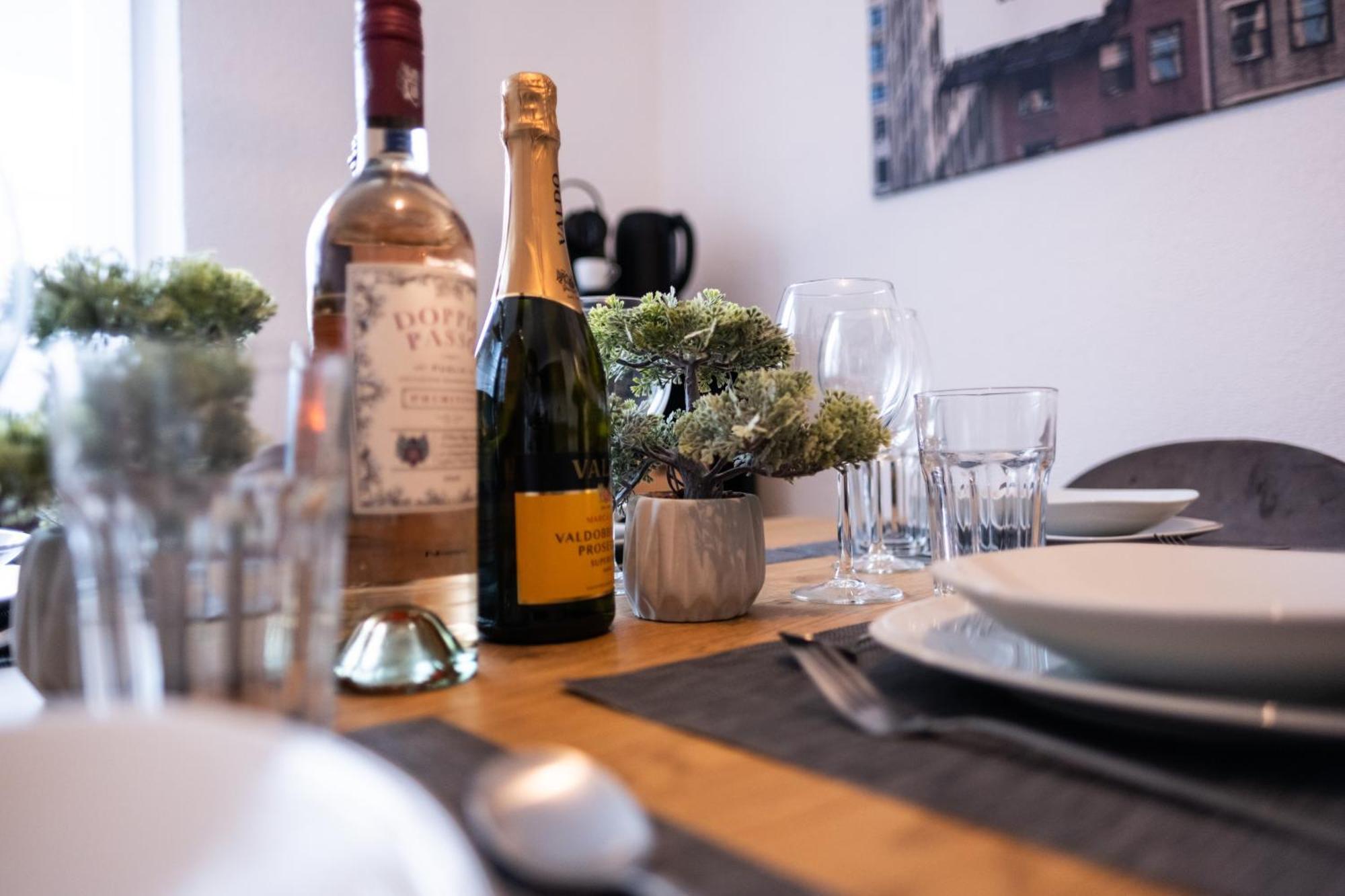 Klassen Apartments! Stadtnahes Ferienhaus* Mit Terrasse In Aulendorf * Fuer 6-8 Personen エクステリア 写真
